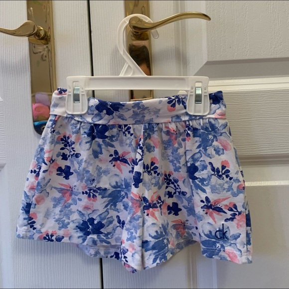 Calvin Klein Jeans floral shorts. Size 4T. Never been worn. As good as new. - Picture 2 of 3